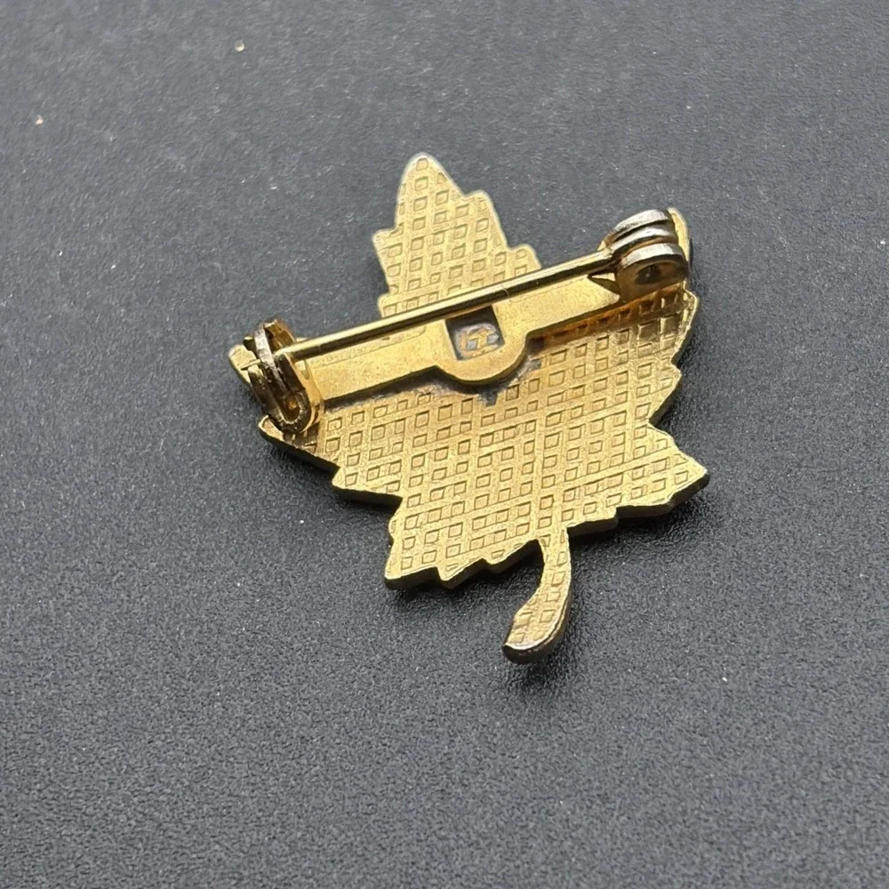 Toronto Canada Canadian Maple Leaf Lapel Hat Pin Souvenir‎ Travel Red Gold Green